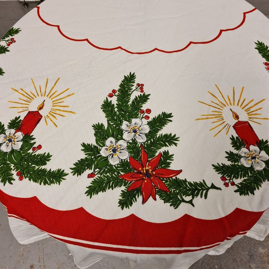 Julduk med vackert julmotiv. Dukens diameter är 150 cm