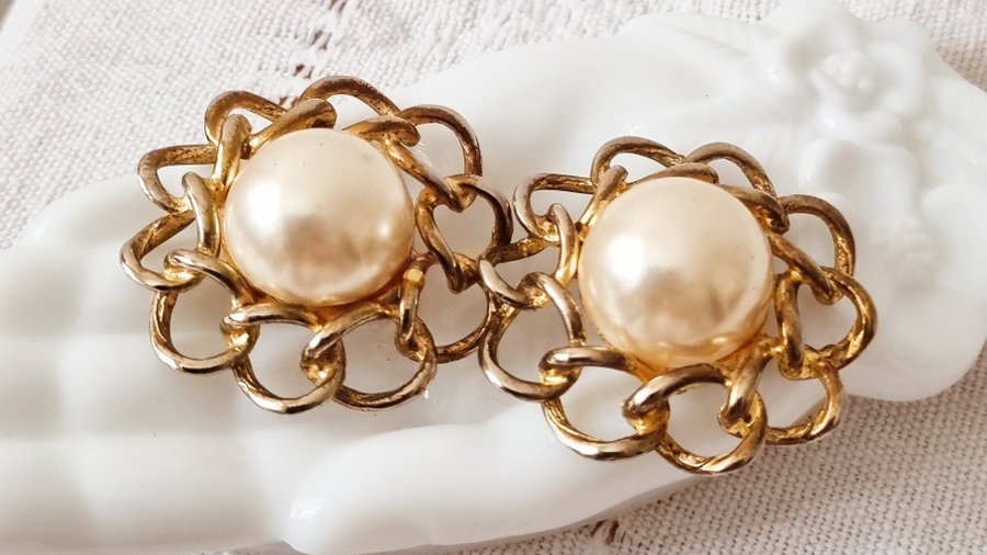 Beautiful French Vintage 1960s 1980s Gold Baroque Pearl Clip On Earrings | Retro