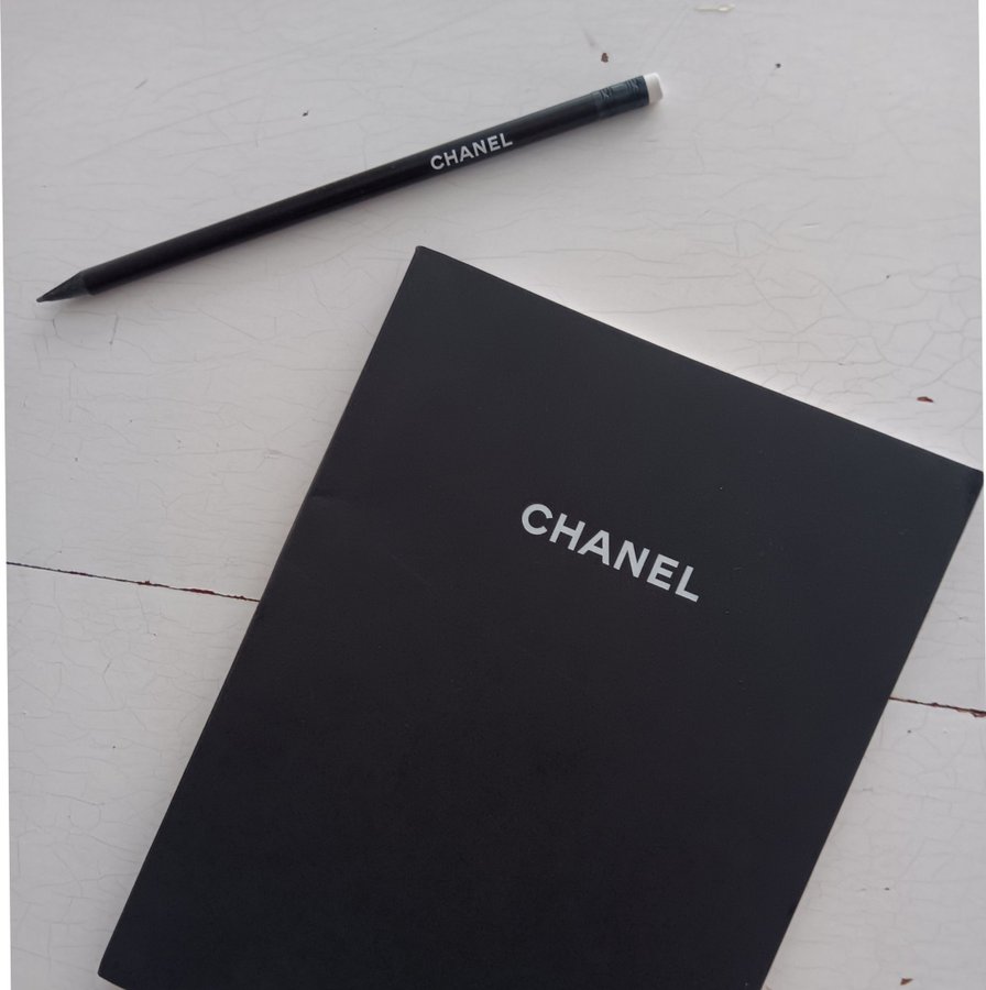 Chanel anteckningsbok samt blyertspenna.