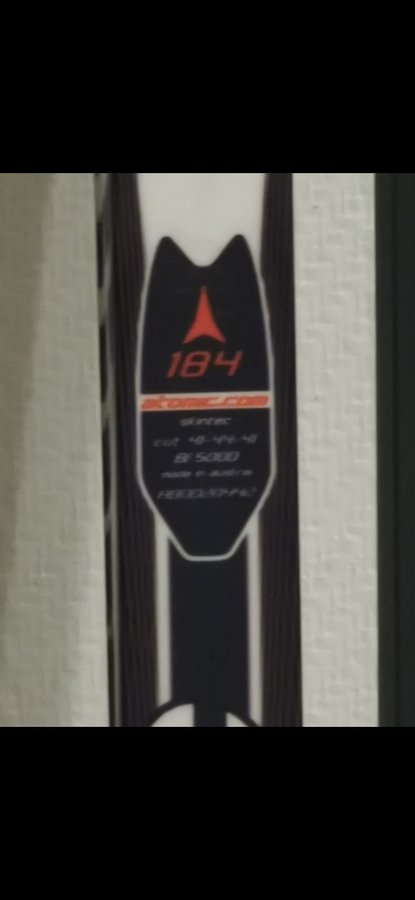 Atomic skidor 184 cm med Fischer pjäxor storlek 36,5