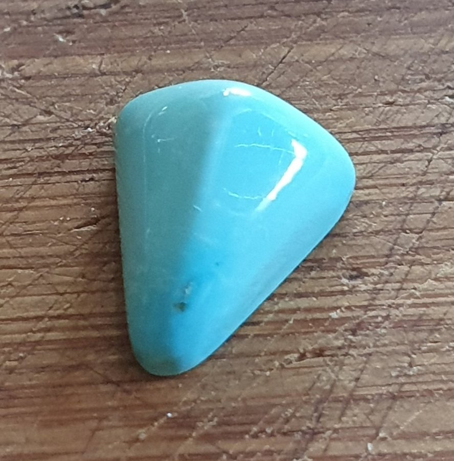 Turkos triangulär cabochon , EJ BEHANDLAD , 8.9 gr (44.5 carat ) , 27x22x17mm .