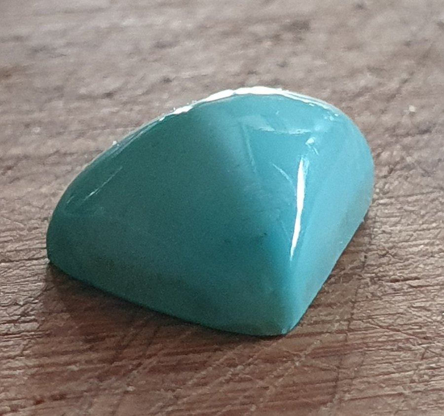 Turkos triangulär cabochon , EJ BEHANDLAD , 8.9 gr (44.5 carat ) , 27x22x17mm .