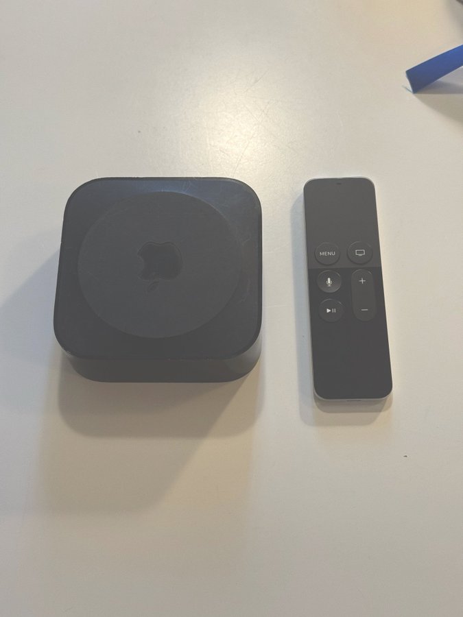 Apple TV 4:e Generation med fjärrkontroll och kablar