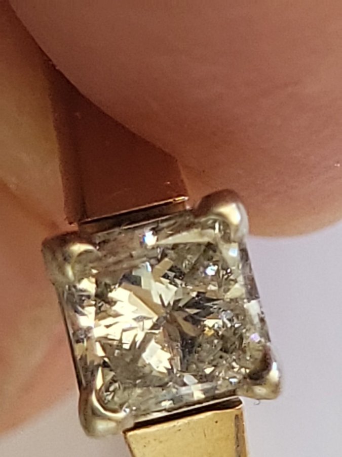 14 karat yellow gold ring with natural real diamond 16mm zise 50-51 2.8 gram