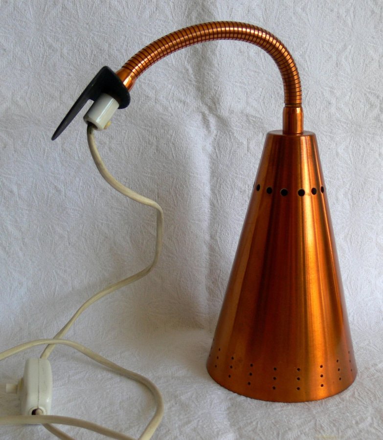 Snygg retro vägglampa, kopparfärgad perforerad plåt