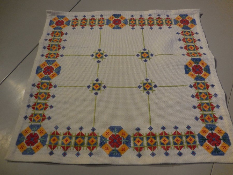 VACKER BRODERAD DUK 47x50 cm på tunn aidaväv från 60-talet.