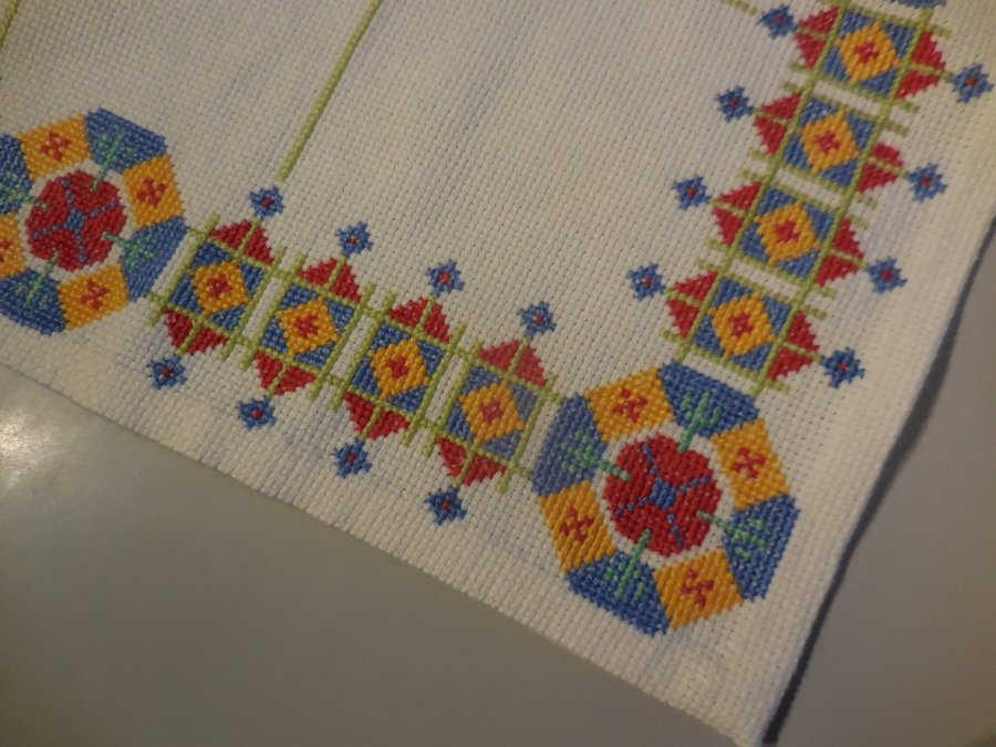 VACKER BRODERAD DUK 47x50 cm på tunn aidaväv från 60-talet.