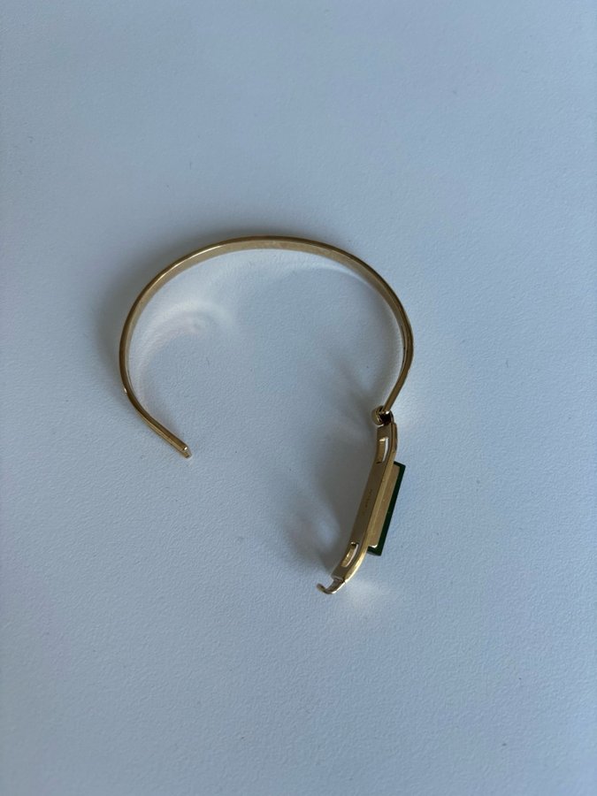 Vackra vintage armband i guldfärg och gröna stenar