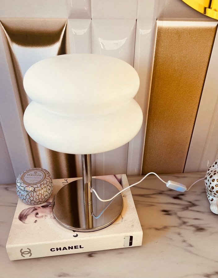 Vit macaron retro design vintage 70:s style lampa