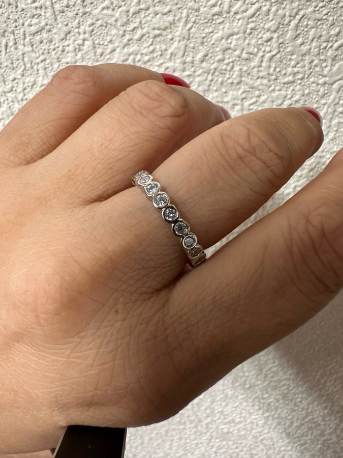 Helt nya ring i 316L stainless steel rostfritt stål Cubic Zirkon