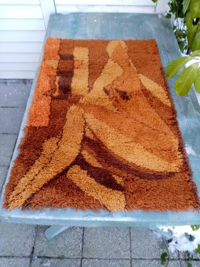 Vintage Shag Wall Rug RYA Girl