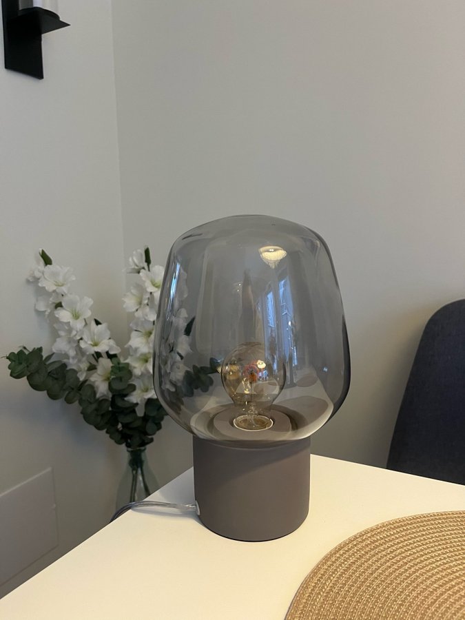 Snygg bordslampa i grått glas och betong