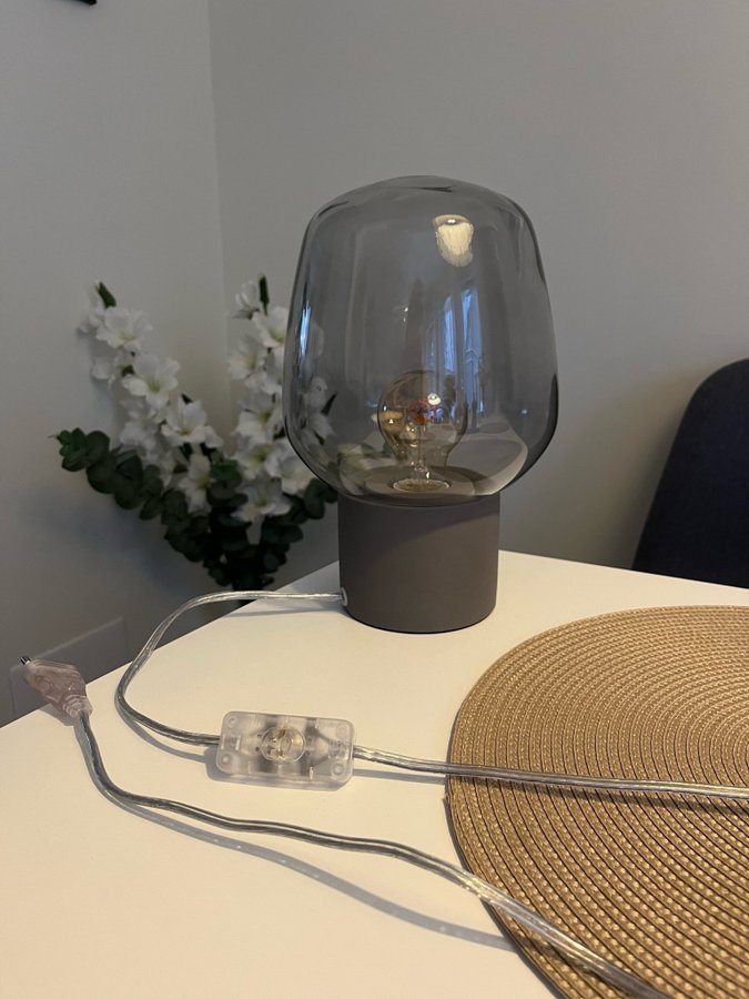 Snygg bordslampa i grått glas och betong