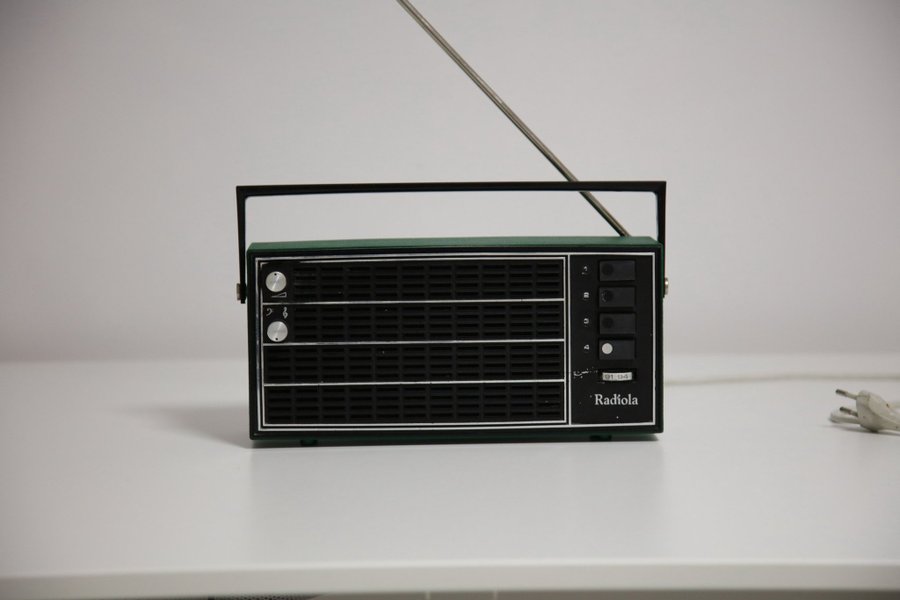 Radiola Ra 6338 - Vintage radio i hyfsat gott skick - Fungerar vid test