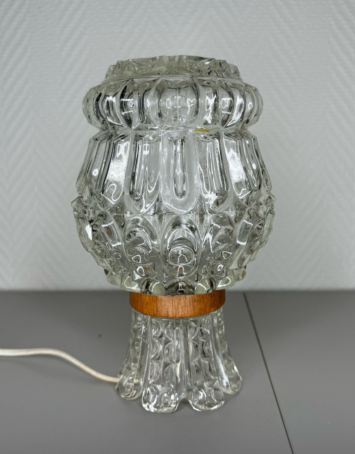 Bordslampa i pressat glas och teak / 60 talet/ retro/ vintage