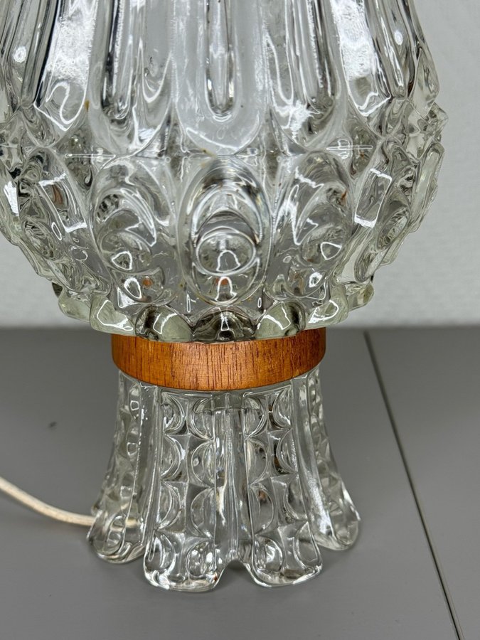 Bordslampa i pressat glas och teak / 60 talet/ retro/ vintage