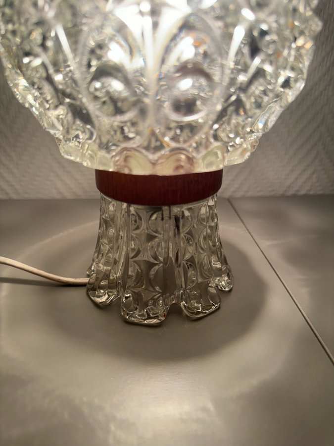 Bordslampa i pressat glas och teak / 60 talet/ retro/ vintage