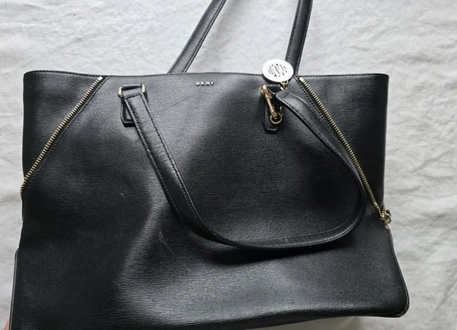 DKNY tote / shopper väska i svart skinn med gulddetaljer