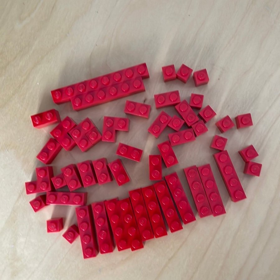 Lego blandade bitar i rött.