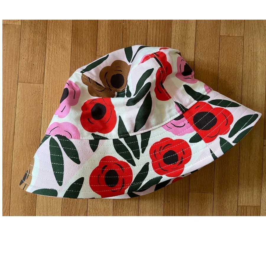 Marimekko x Uniqlo Ruukku rosa blommig bucket hat hatt solhatt