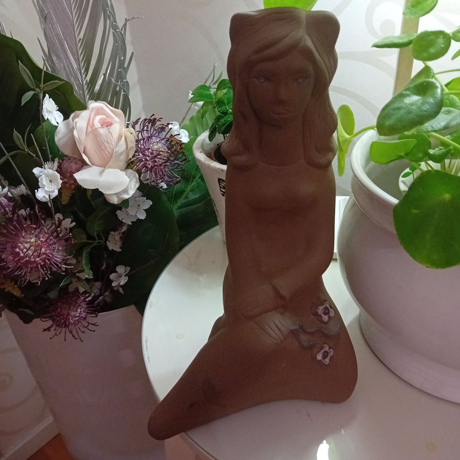 Söt keramikfigur av en flicka. Tekt skulptur keramik USSR vintage