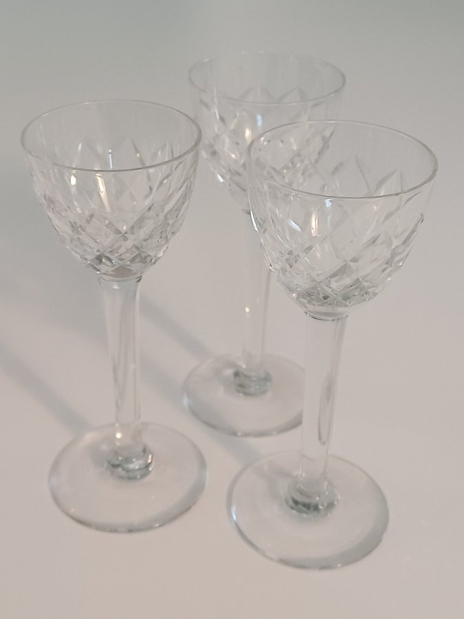 LIKÖRGLAS 3 st, ur serien "Bror" från Kosta Boda, 1900-tal. Kjell Engman.