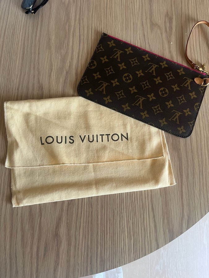 Louis Vuitton neverfull pochette