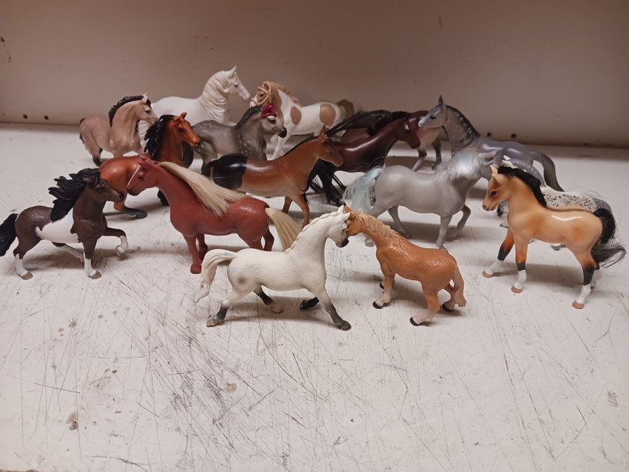 15 stycken Schleich hästar