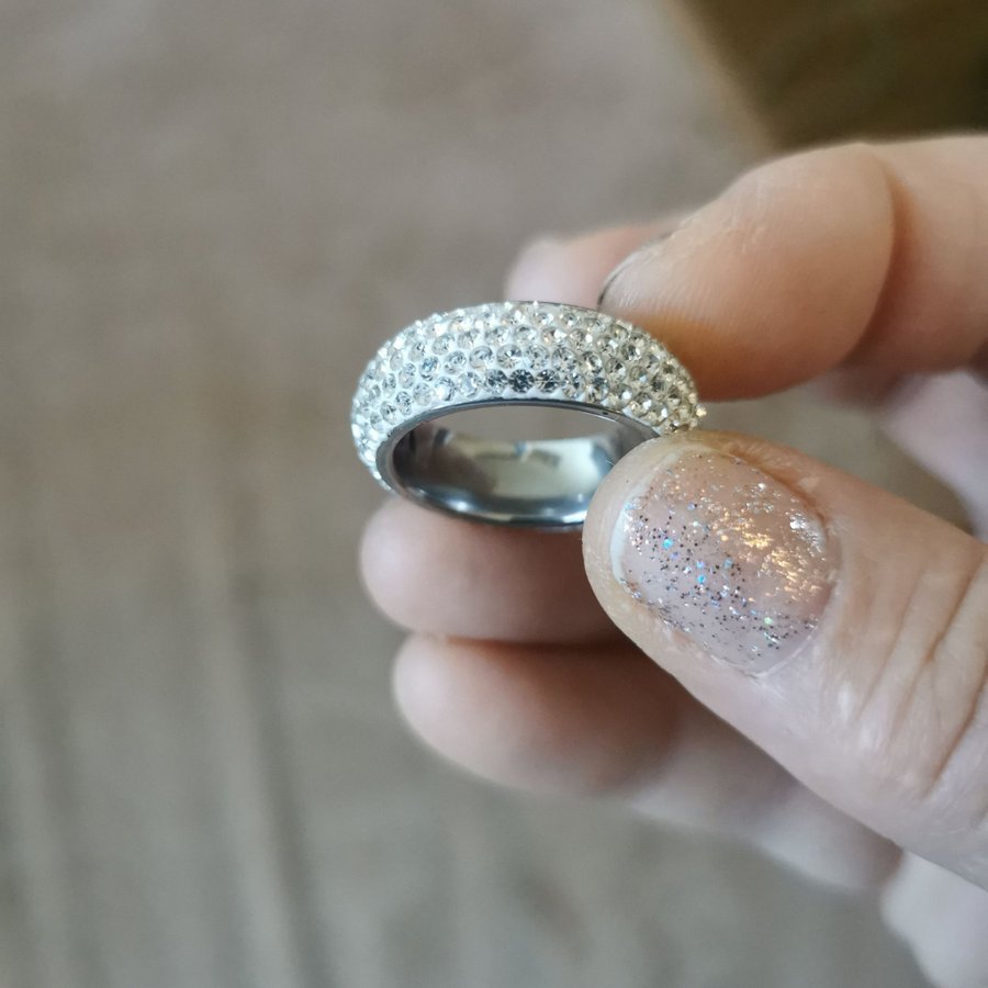 Ring i vitt metall och strass