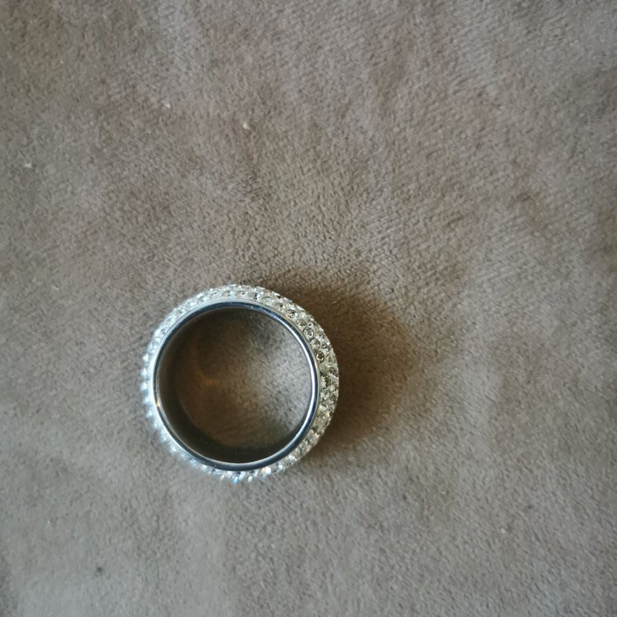 Ring i vitt metall och strass