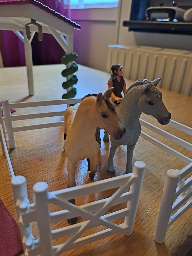 Schleich Stall med tillbehör