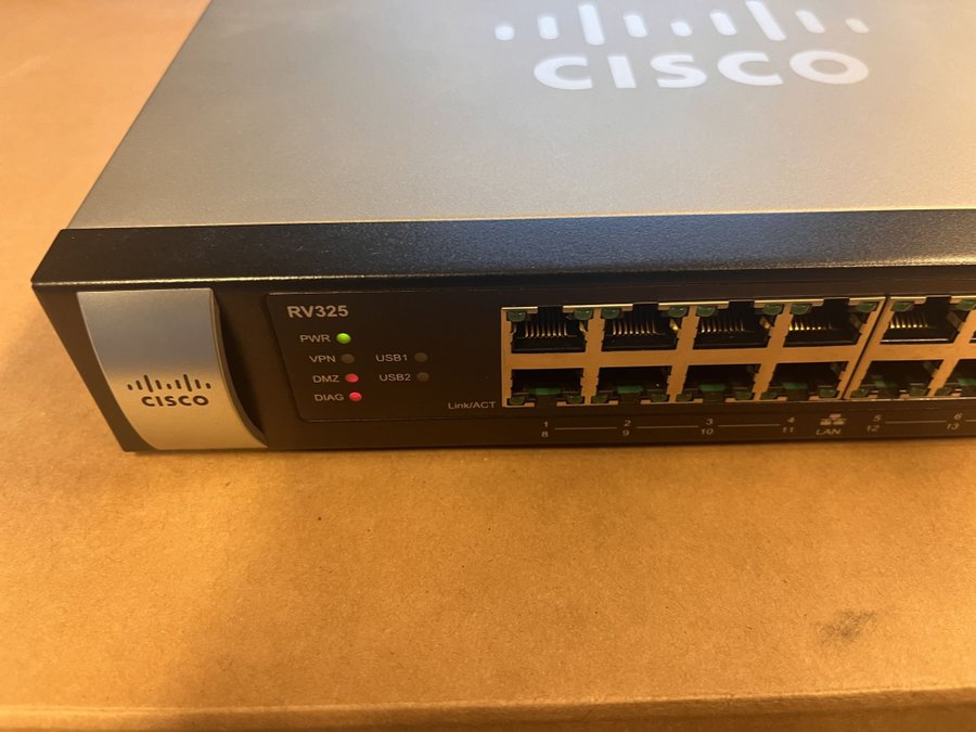 Cisco RV325 Dual Gigabit WAN VPN Router 14-port