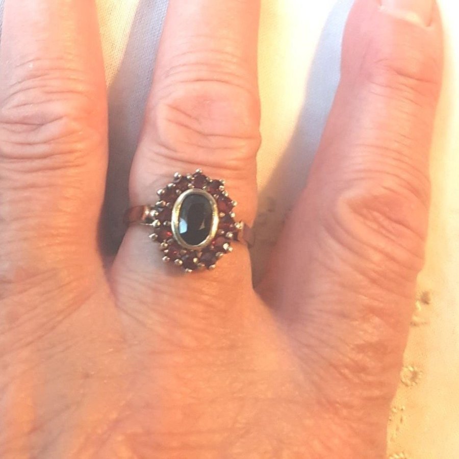 Äkta vintage - ring av förgyllt silver med glittriga granater. Ø19mm.