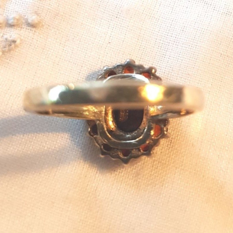 Äkta vintage - ring av förgyllt silver med glittriga granater. Ø19mm.