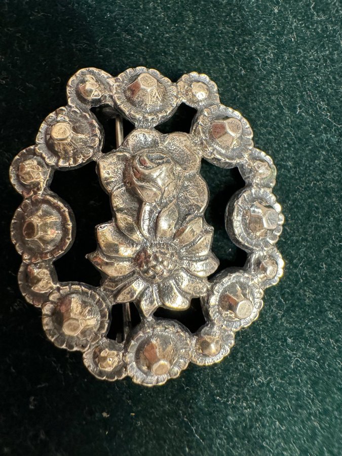 Vintage silver brosch med blommor och edelweiss