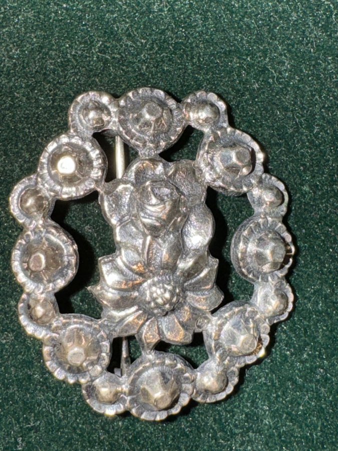 Vintage silver brosch med blommor och edelweiss