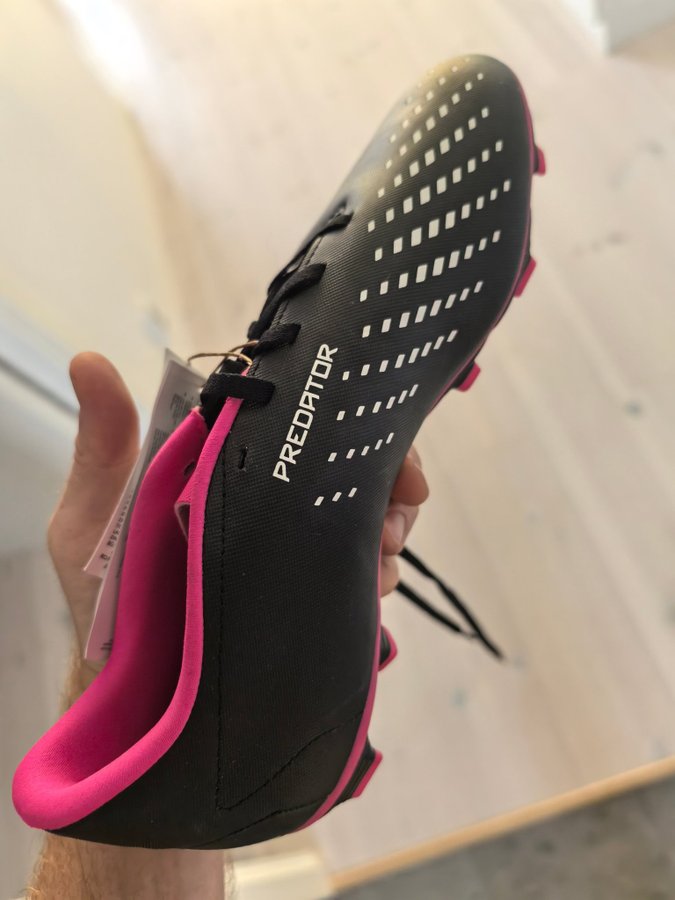 Adidas Predator Accuracy4 Fotbollsskor Svart/Rosa Storlek 44 HELT NYA