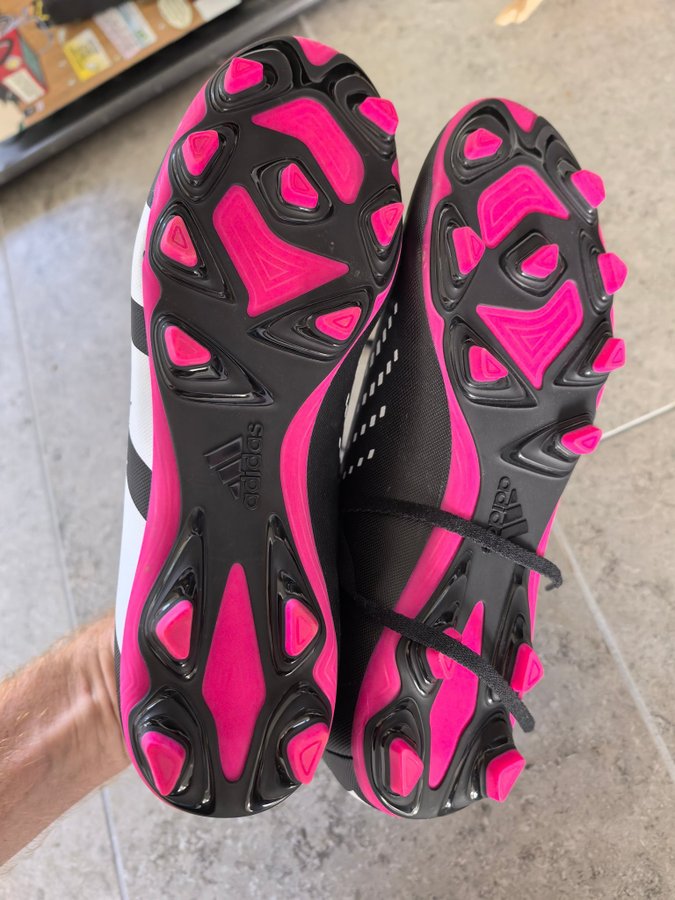 Adidas Predator Accuracy4 Fotbollsskor Svart/Rosa Storlek 44 HELT NYA