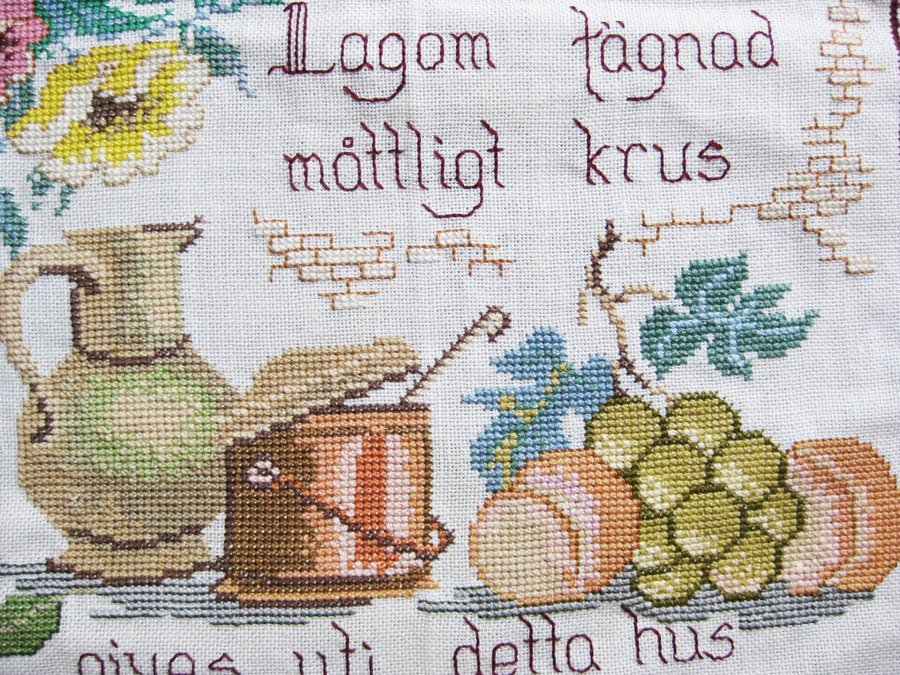 Broderi text Lagom fägnad ... RETRO HANDBRODERAD väggbonad med Hängare