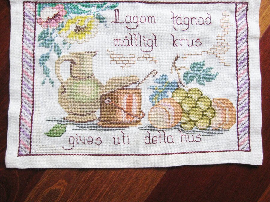 Broderi text Lagom fägnad ... RETRO HANDBRODERAD väggbonad med Hängare