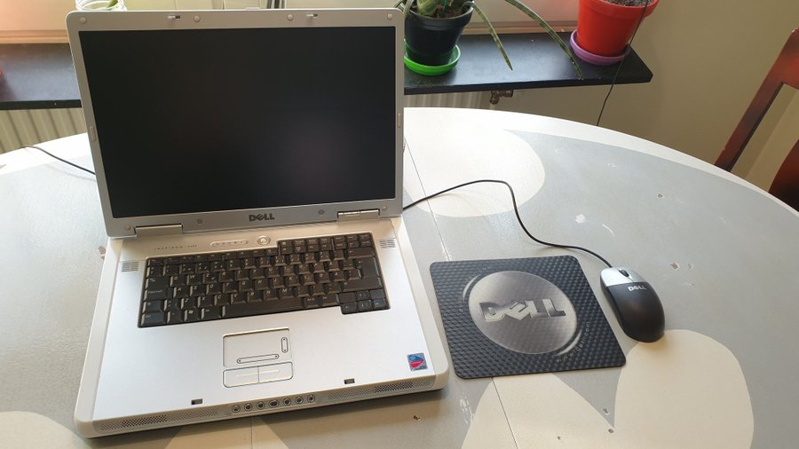 Dell Inspiron 9300 med originalmus strömadapter  musmatta i fint skick!