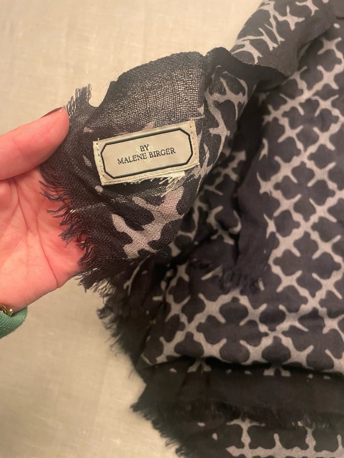 By Malene Birger svart och grå scarf