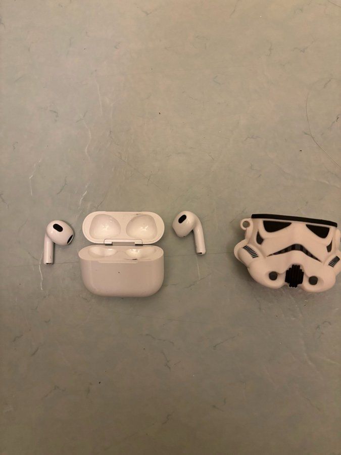 Apple AirPods (3:e generationen) med skydd