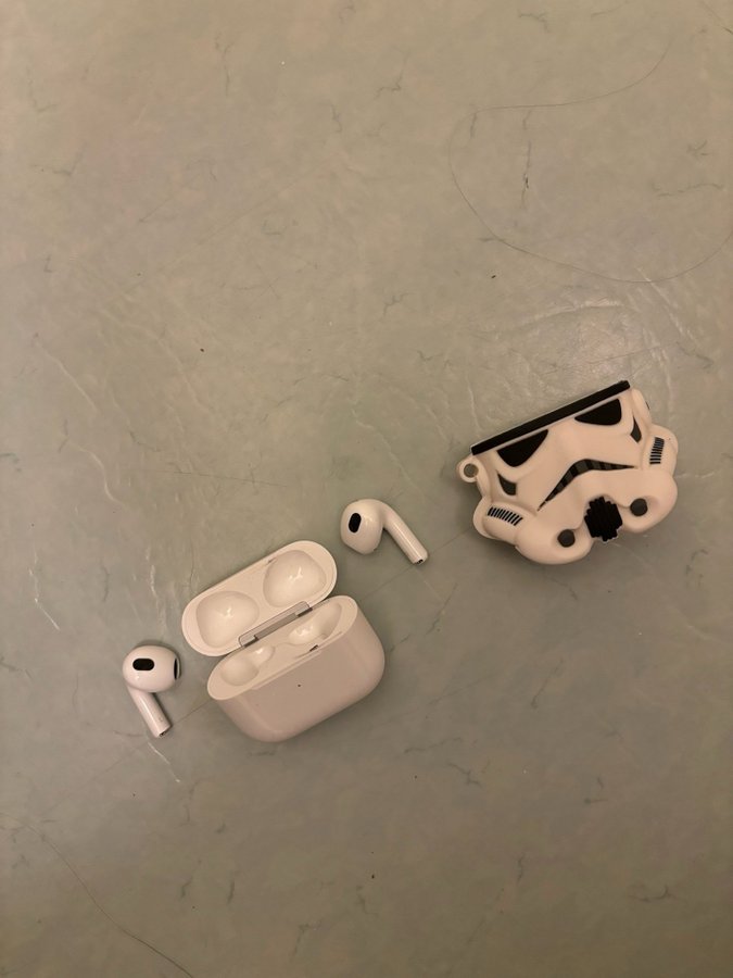 Apple AirPods (3:e generationen) med skydd