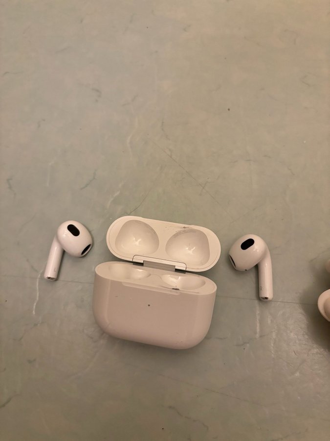 Apple AirPods (3:e generationen) med skydd