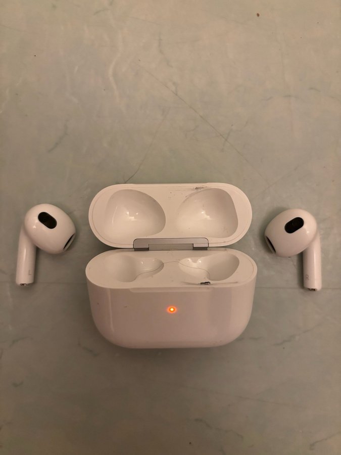 Apple AirPods (3:e generationen) med skydd