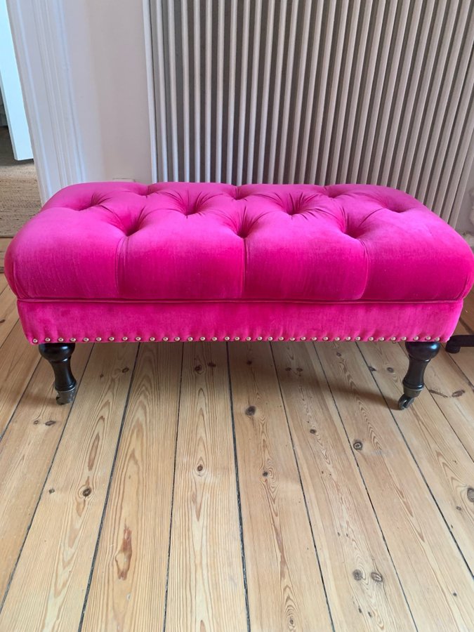 Fuchsia sammetspuff med knappar