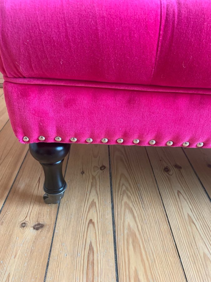 Fuchsia sammetspuff med knappar