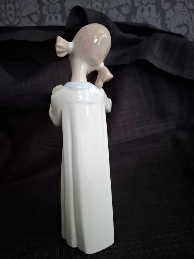 Lladro figurin, Flicka med luta.