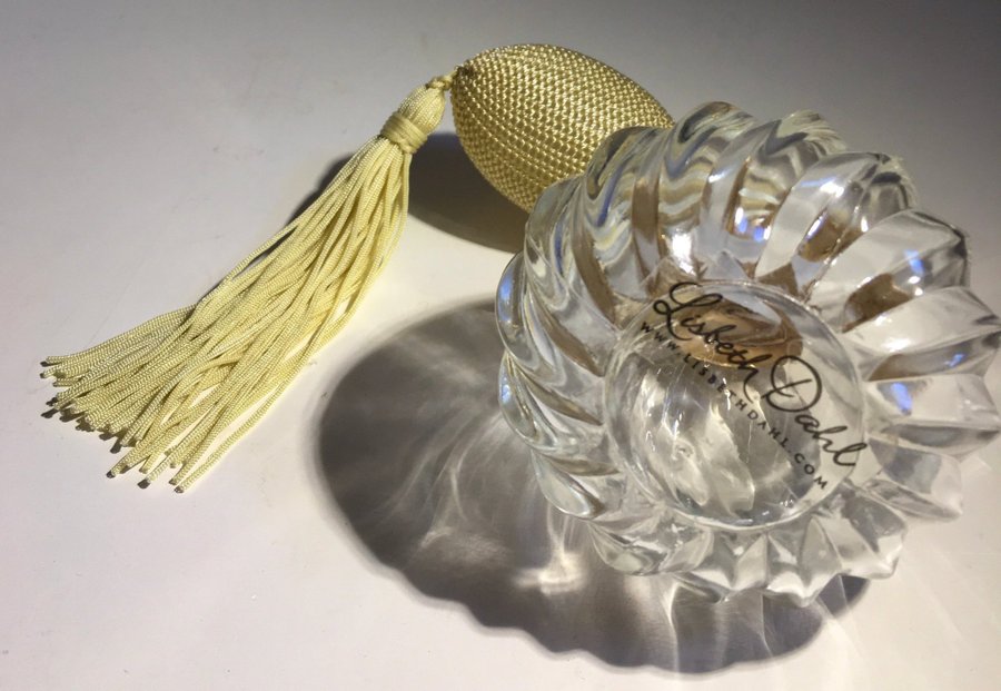 Lisbeth Dahl Perfume Bottle Glasflaska en gammeldags parfym flaska med pump